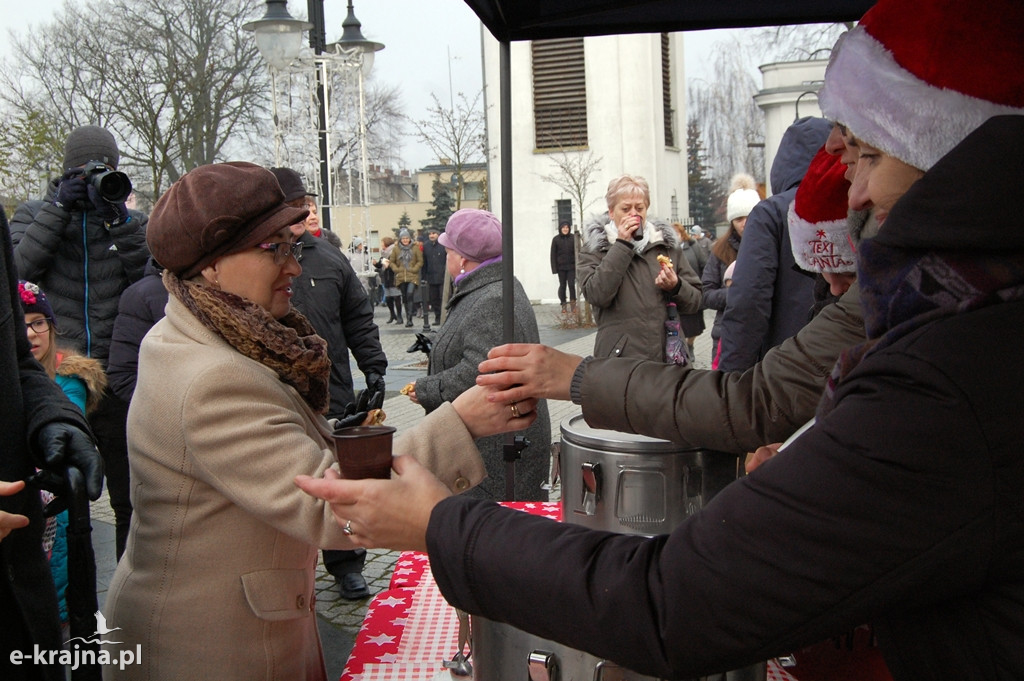 Kolędowanie przy więcborskiej żywej szopce