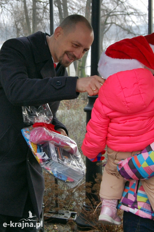 Kolędowanie przy więcborskiej żywej szopce
