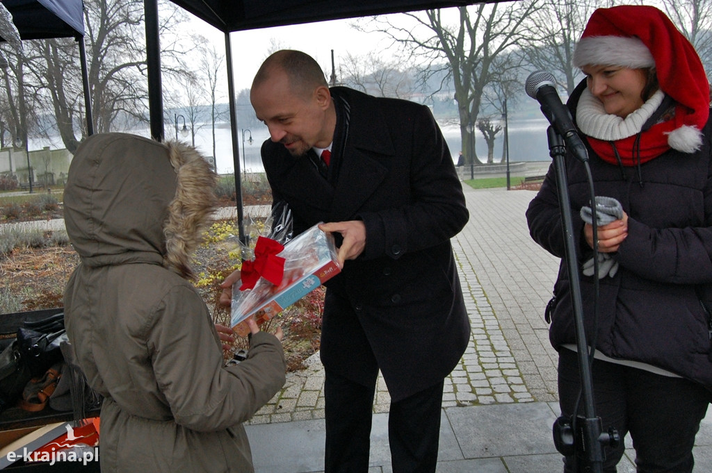 Kolędowanie przy więcborskiej żywej szopce