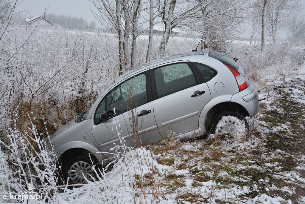 Citroen wpadł do rowu