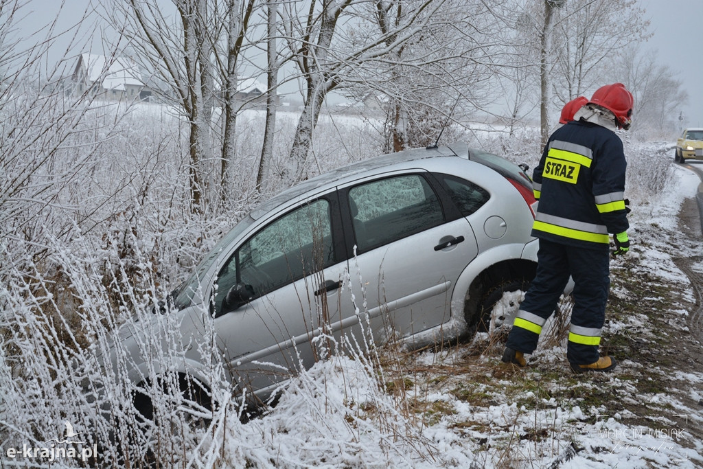 Citroen wpadł do rowu