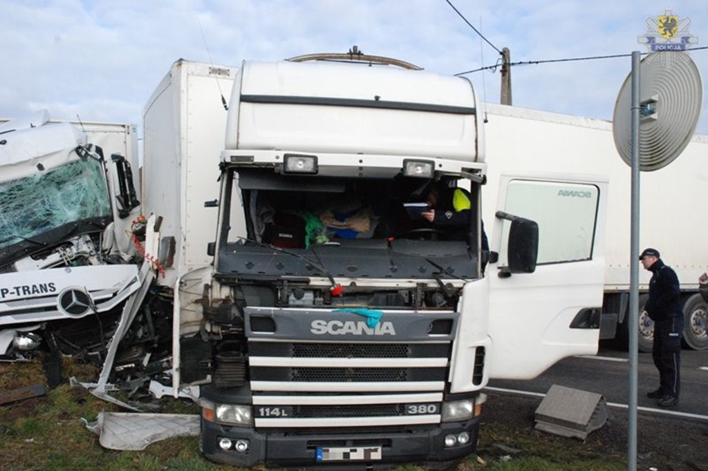 Zderzenie dwóch ciężarówek na DK-25