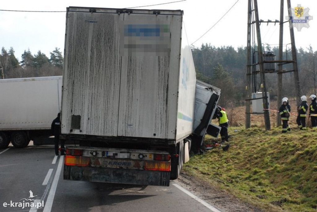 Zderzenie dwóch ciężarówek na DK-25