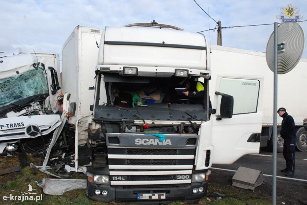 Zderzenie dwóch ciężarówek na DK-25