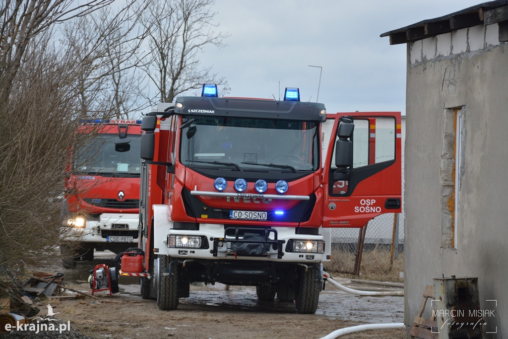 Pożar hali produkcyjnej w Sośnie