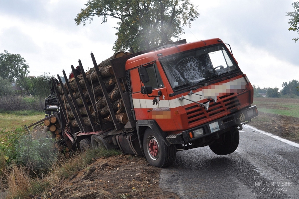 Tir z drewnem wypadł z drogi
