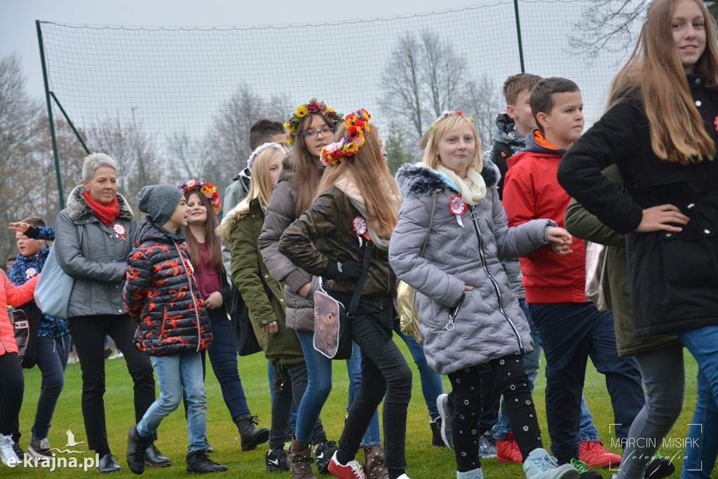 Polonez na stadionie w Sępólnie