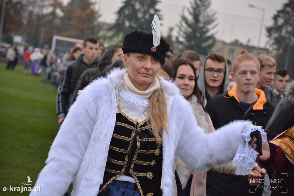 Polonez na stadionie w Sępólnie
