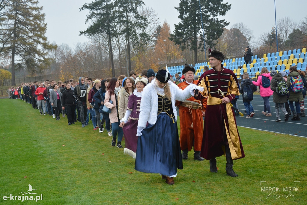 Polonez na stadionie w Sępólnie
