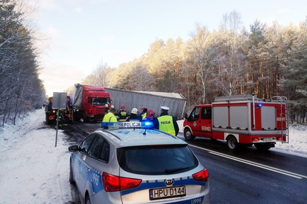 Wypadek z udziałem samochodu ciężarowego na DK-22