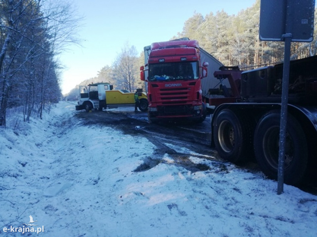 Wypadek z udziałem samochodu ciężarowego na DK-22