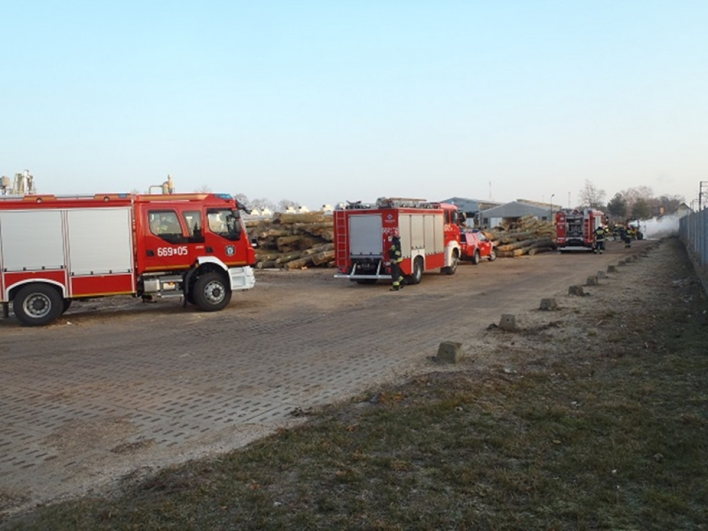 Pożar ładowarki na terenie zakładu drzewnego