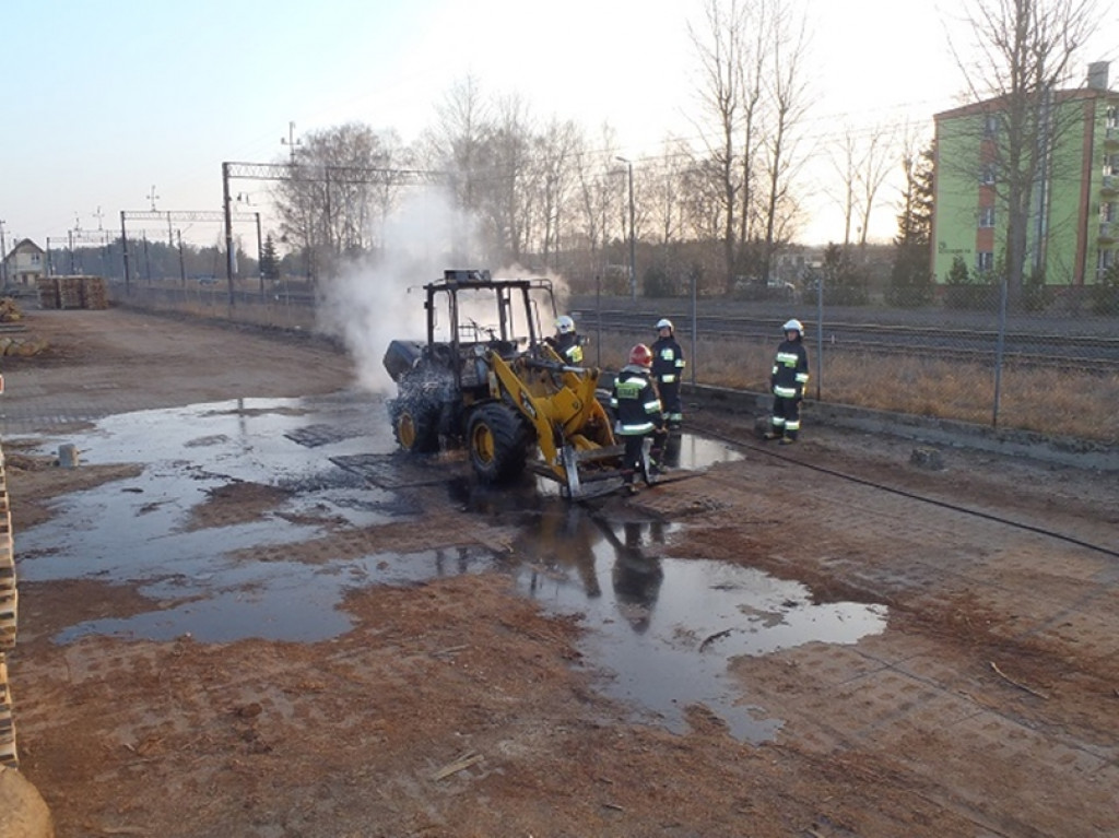 Pożar ładowarki na terenie zakładu drzewnego