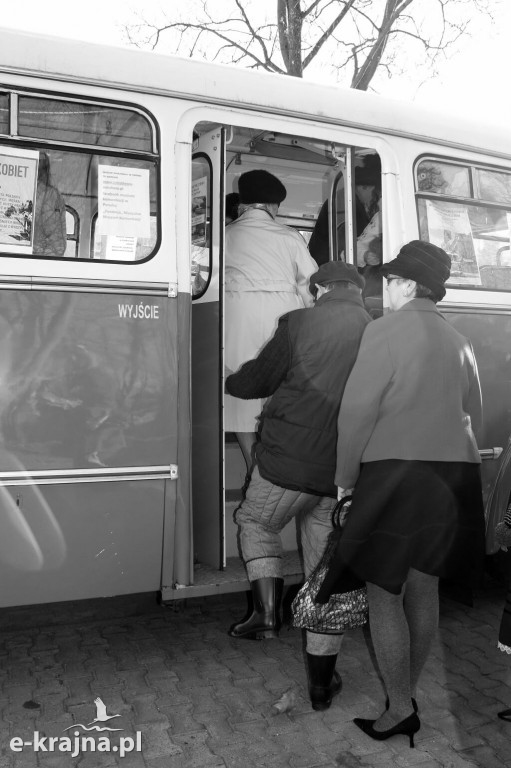 Dzień Kobiet w zabytkowym autobusie