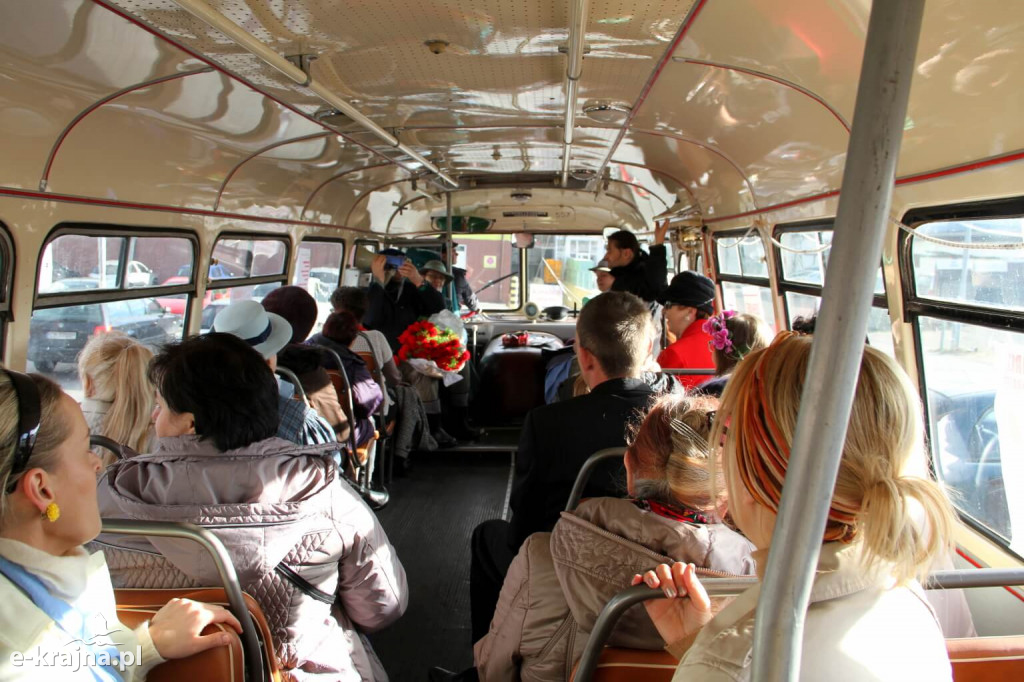 Dzień Kobiet w zabytkowym autobusie