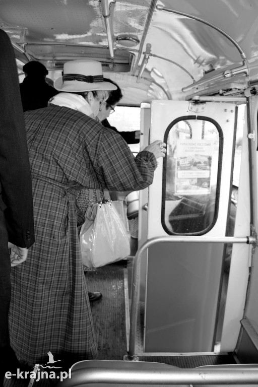 Dzień Kobiet w zabytkowym autobusie