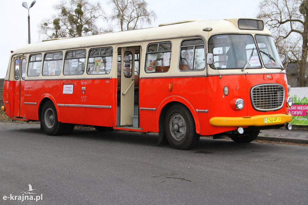 Dzień Kobiet w zabytkowym autobusie