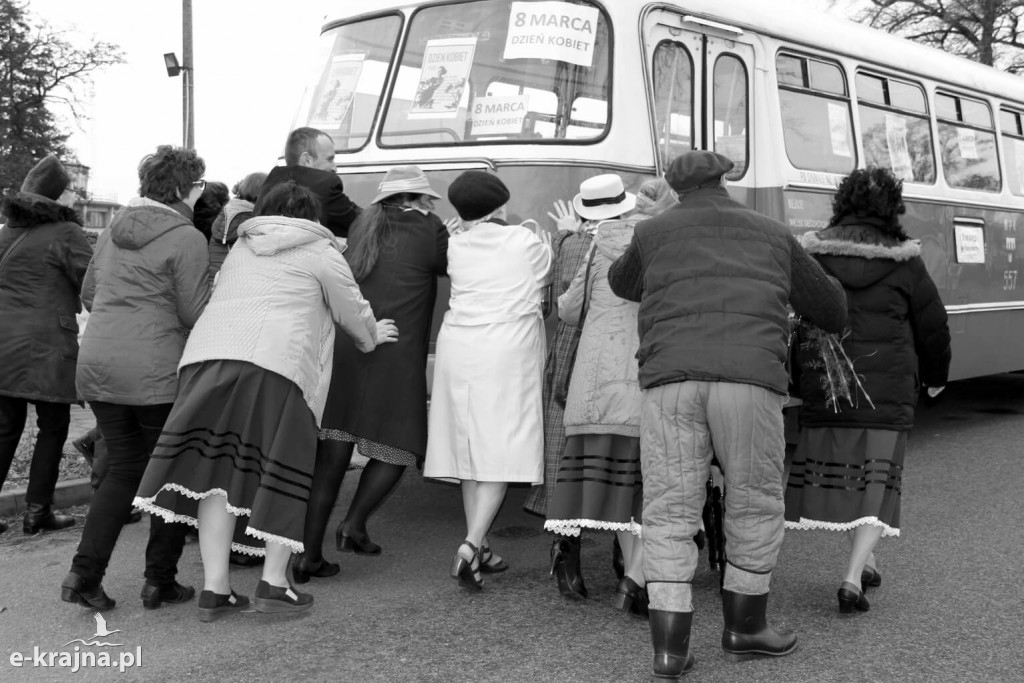Dzień Kobiet w zabytkowym autobusie
