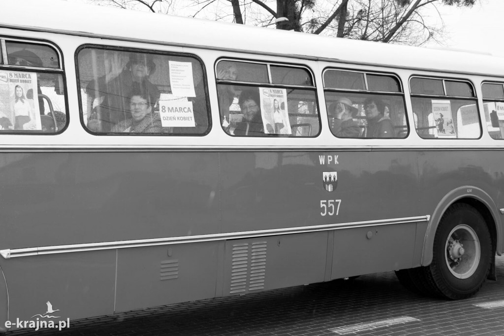 Dzień Kobiet w zabytkowym autobusie