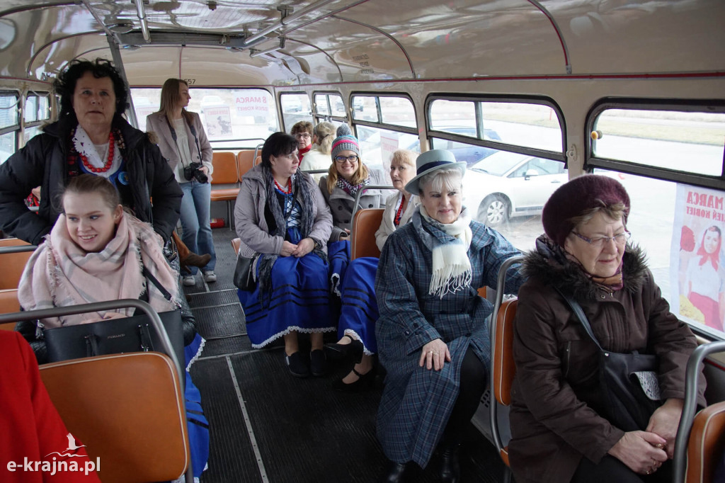 Dzień Kobiet w zabytkowym autobusie