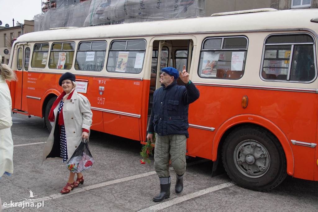Dzień Kobiet w zabytkowym autobusie