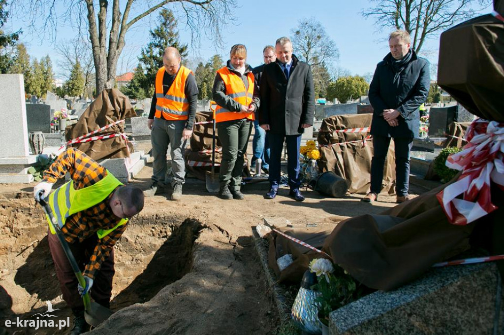 Trwają prace ekshumacyjne na bydgoskiej Łączce