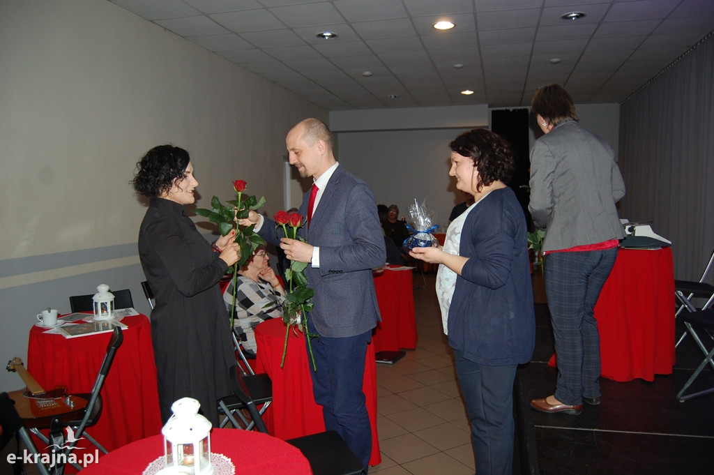 Między ustami