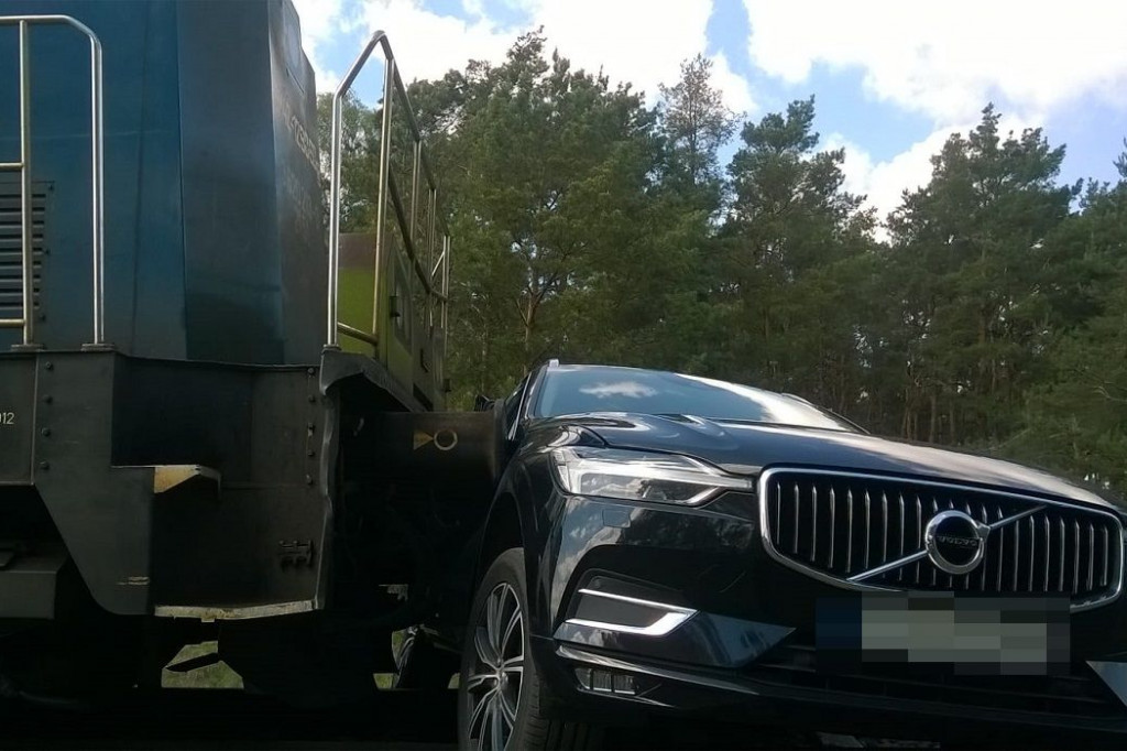 Zderzenie volvo z lokomotywą