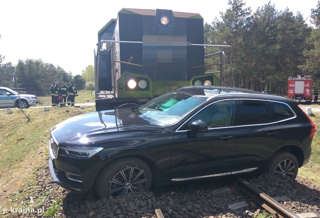 Zderzenie volvo z lokomotywą