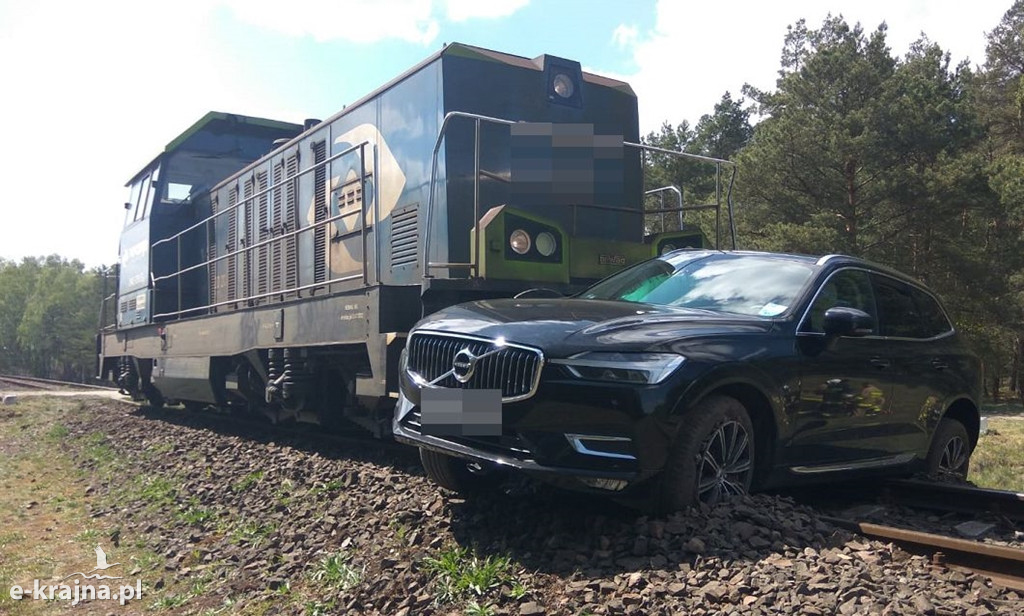 Zderzenie volvo z lokomotywą
