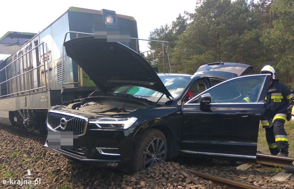 Zderzenie volvo z lokomotywą