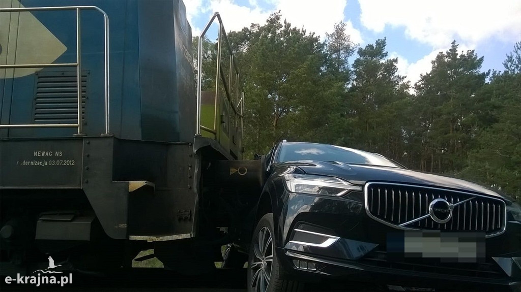 Zderzenie volvo z lokomotywą