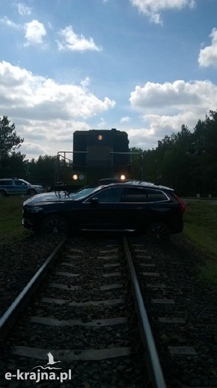 Zderzenie volvo z lokomotywą