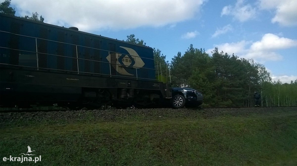 Zderzenie volvo z lokomotywą
