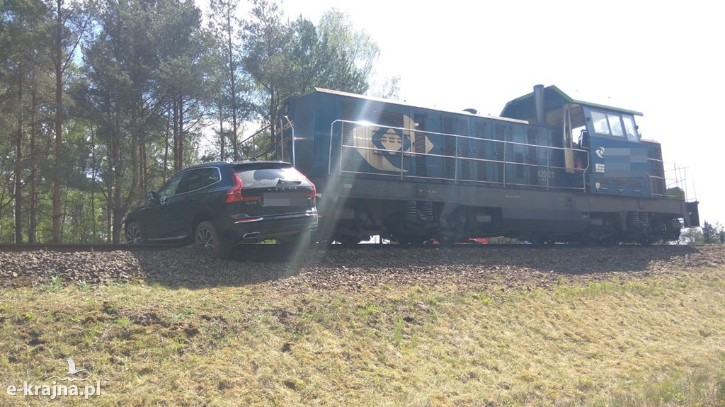 Zderzenie volvo z lokomotywą
