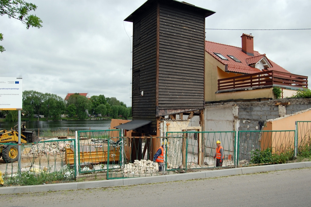 Po Hangarze został tylko gruz