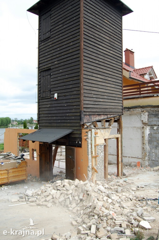 Po Hangarze został tylko gruz
