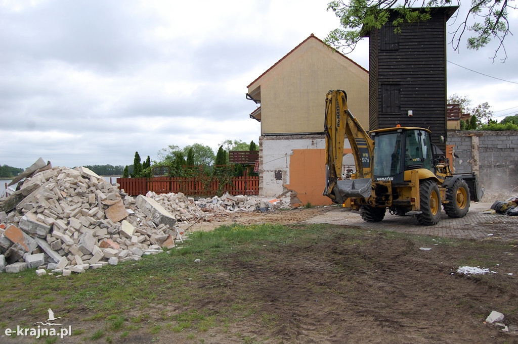 Po Hangarze został tylko gruz