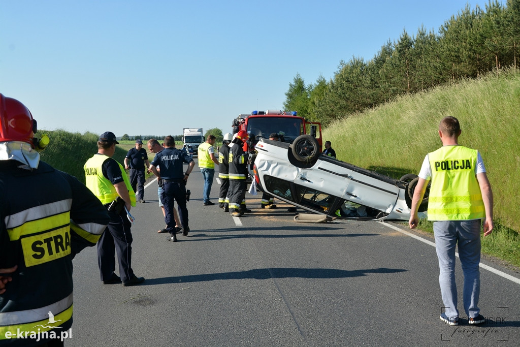 Dachowanie w Płociczu. Pięć osób rannych, w tym trójka dzieci