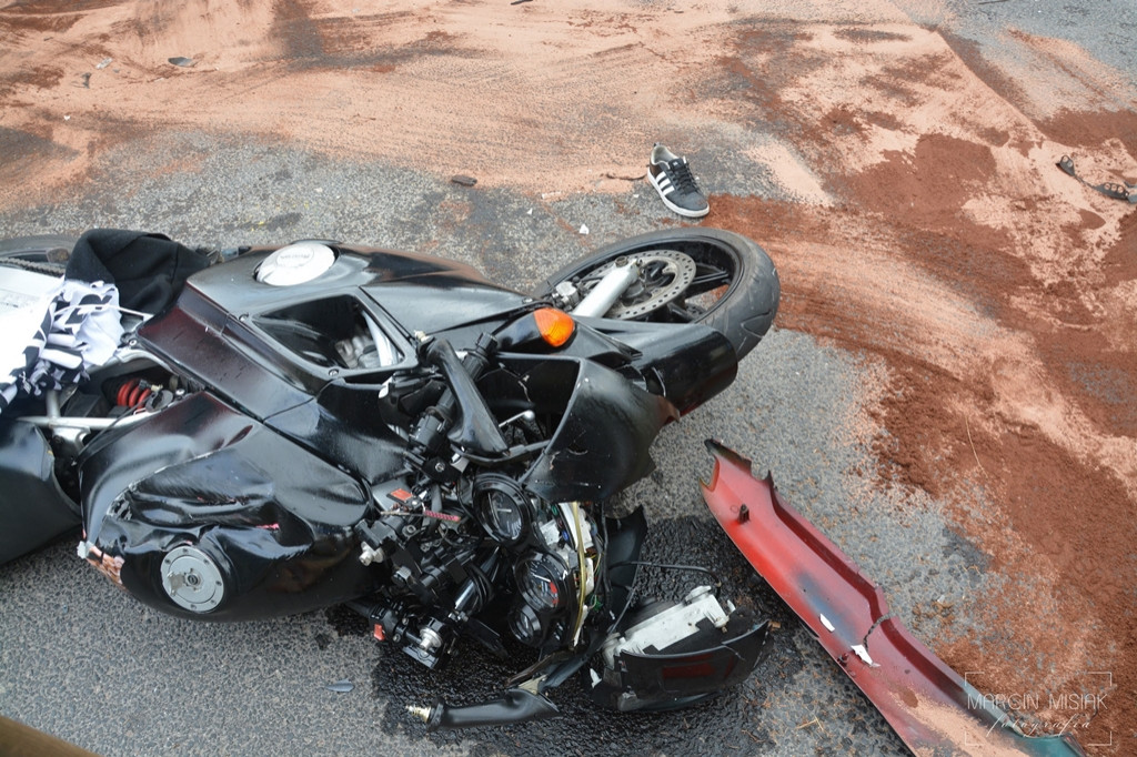 Motocyklista zderzył się z ciężarówką