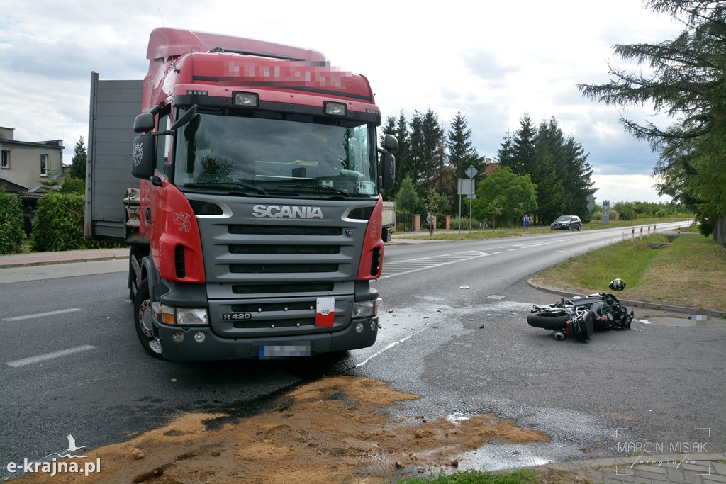 Motocyklista zderzył się z ciężarówką