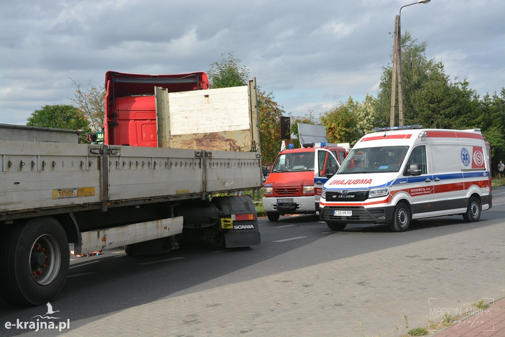 Motocyklista zderzył się z ciężarówką