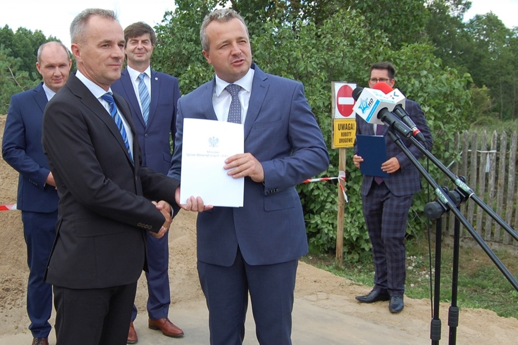 Wojewoda przekazał promesę na remont mostu w Tobole