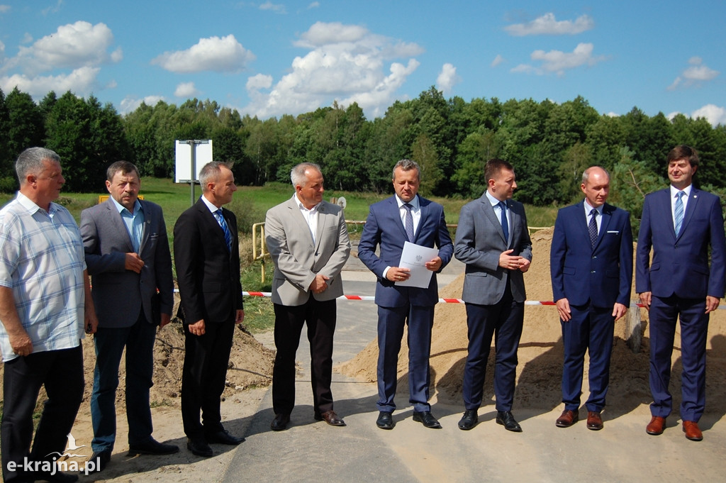 Wojewoda przekazał promesę na remont mostu w Tobole