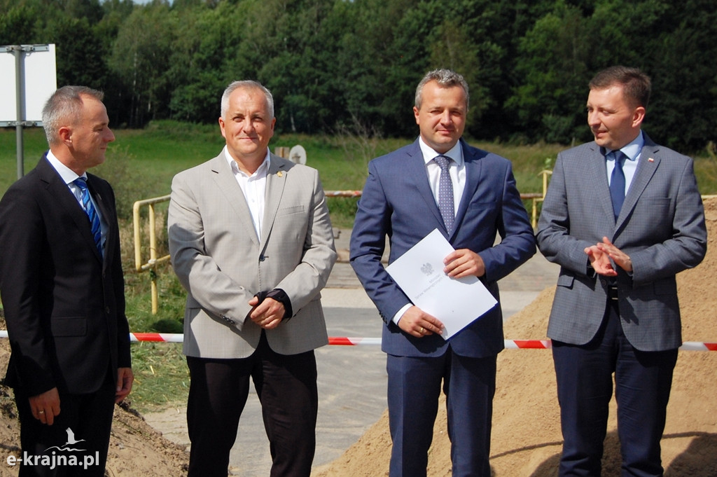 Wojewoda przekazał promesę na remont mostu w Tobole