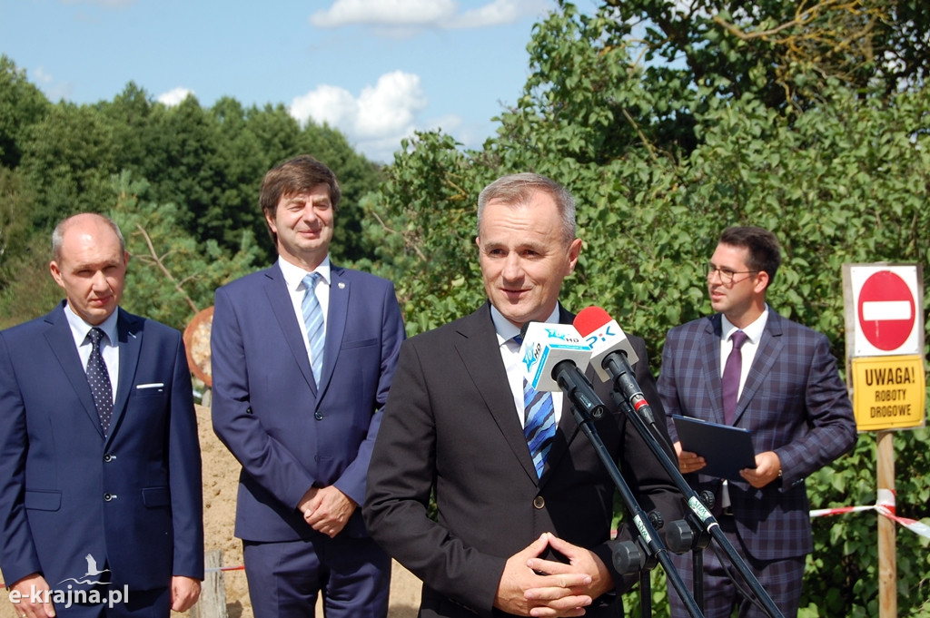 Wojewoda przekazał promesę na remont mostu w Tobole