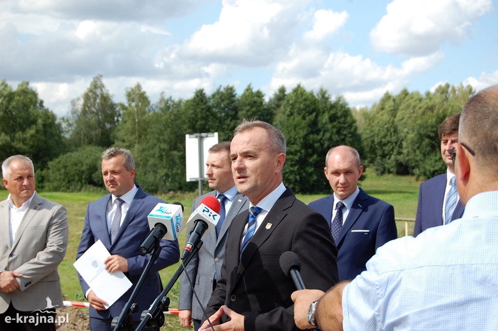 Wojewoda przekazał promesę na remont mostu w Tobole