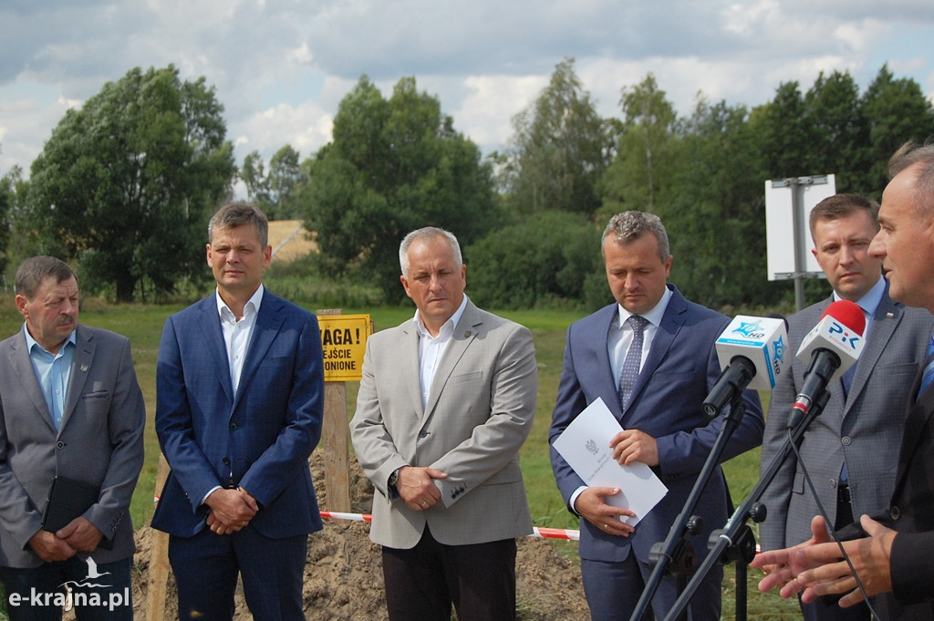 Wojewoda przekazał promesę na remont mostu w Tobole