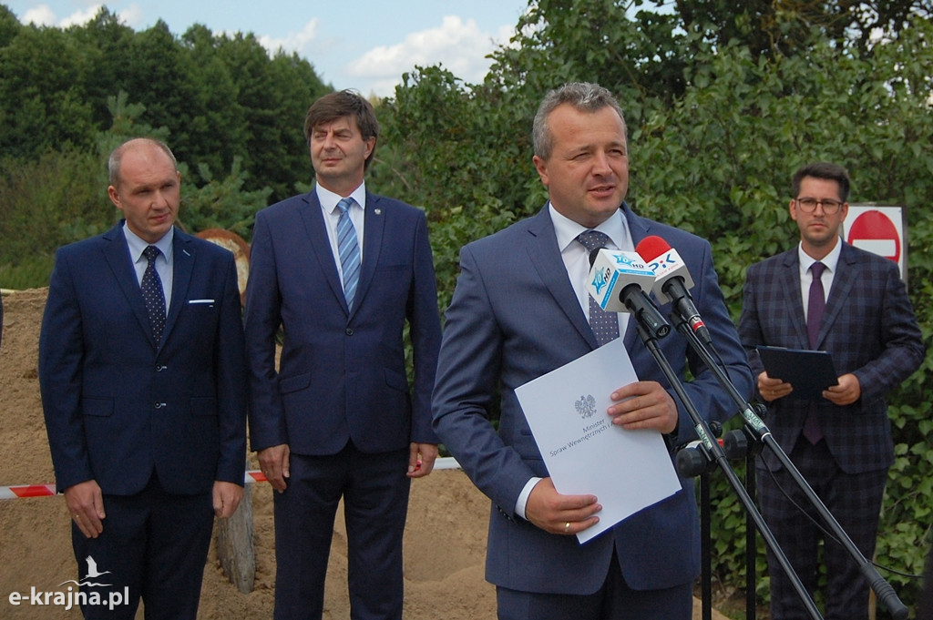 Wojewoda przekazał promesę na remont mostu w Tobole