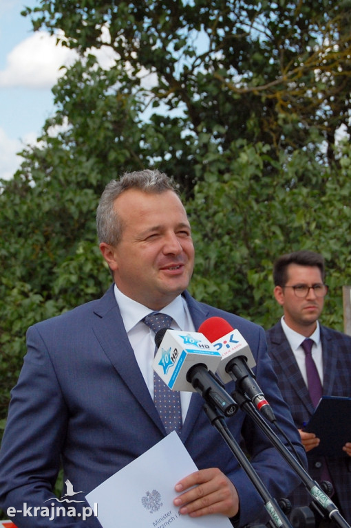 Wojewoda przekazał promesę na remont mostu w Tobole